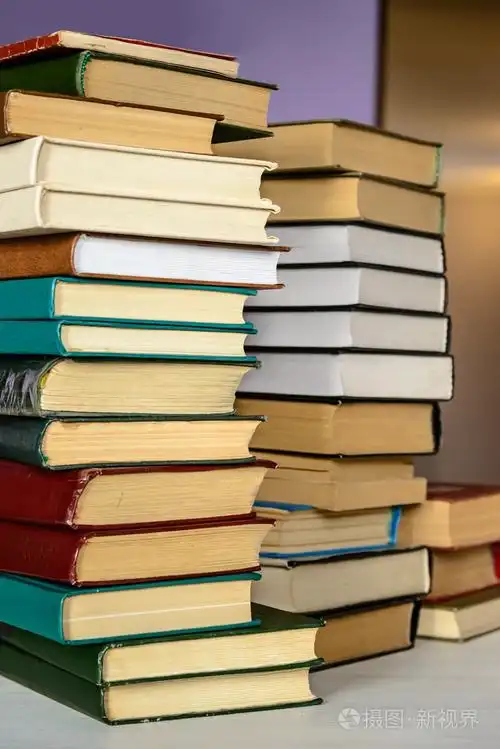 堆栈的桌子上的书照片-正版商用图片1gnmeb-摄图新视界