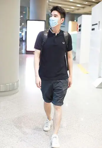 赵又廷长腿身材高大表情乖巧帅气机场照图片