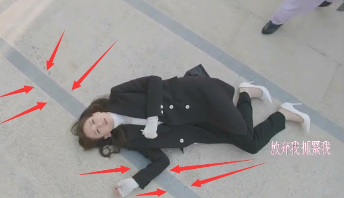 陈乔恩在病院晕倒,留意她头下是地上的横线