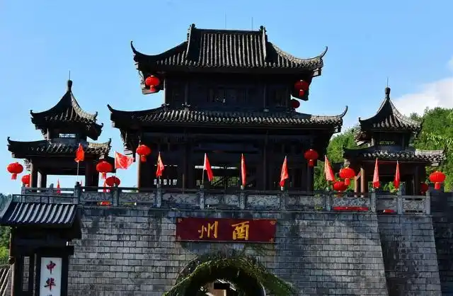 酉阳新闻网讯 9月29日,在重庆市酉阳县酉州古城上,一面面鲜艳的五星