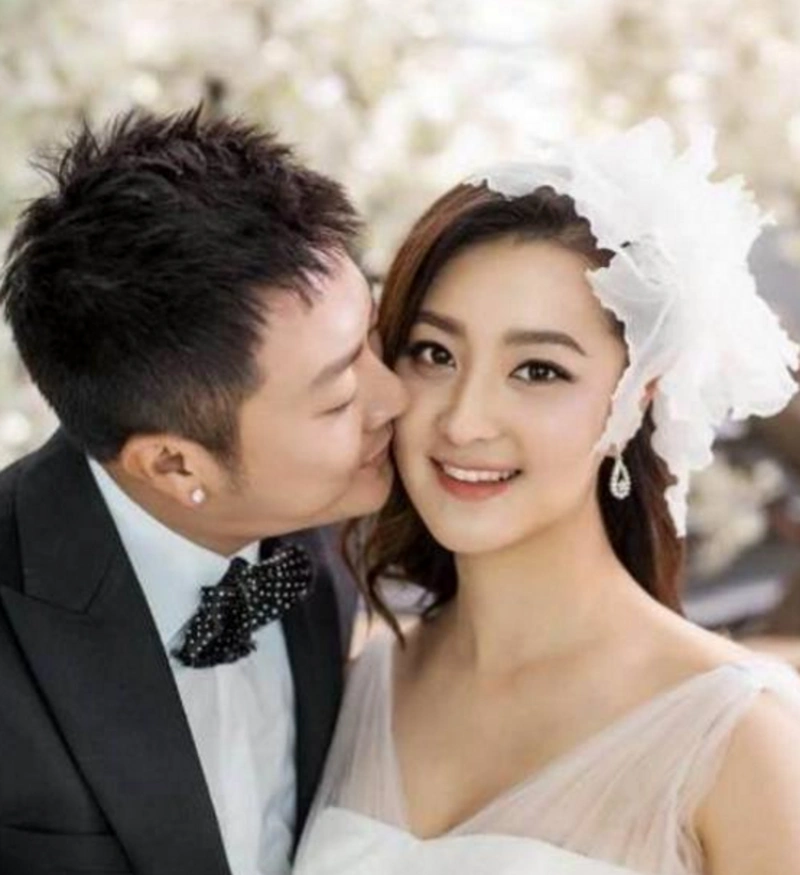 印小天和妻子的婚姻一年多就离婚了,后来被大家发现