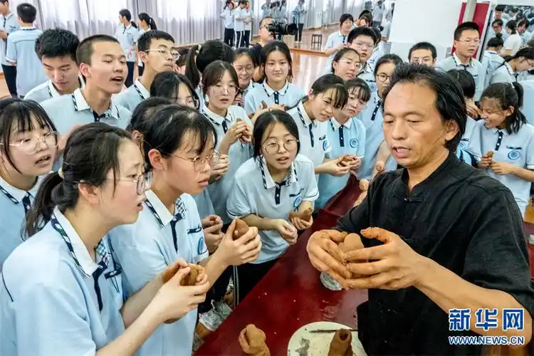 当日,河南省滑县第一高级中学举办传统文化进校园活动,学生们近距离
