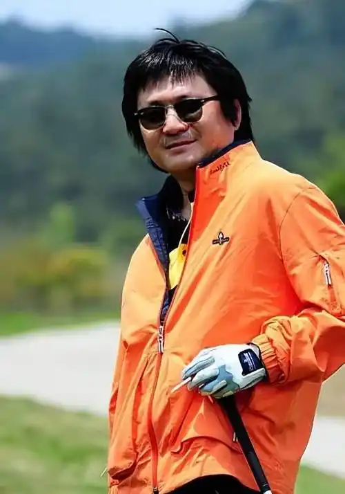 低调的黑豹主唱:不与窦唯争高低,情钟影后咏梅,54岁坚持不生子_栾树