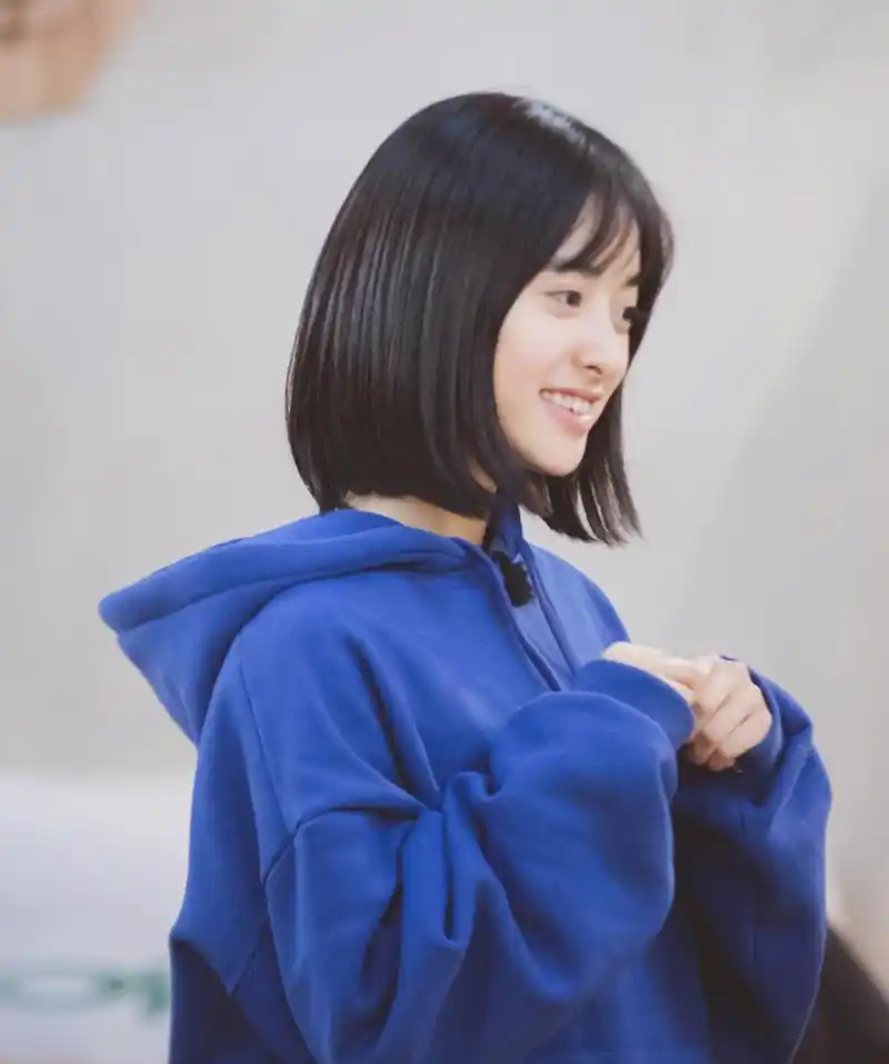 沈月终于穿对了,短发配黄色羽绒服明媚又清纯,早该这样穿了