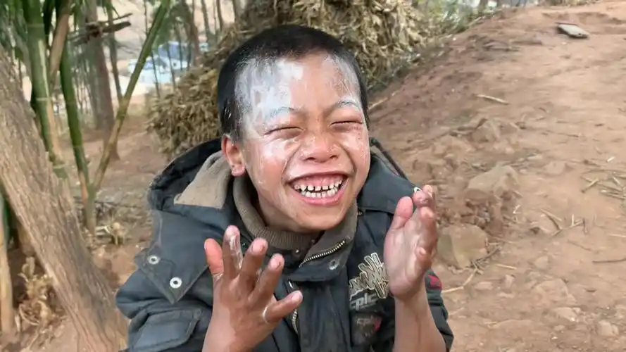 贫困山区无父无母的孩子,从来没刷过牙,刷牙的样子让人捧腹大笑