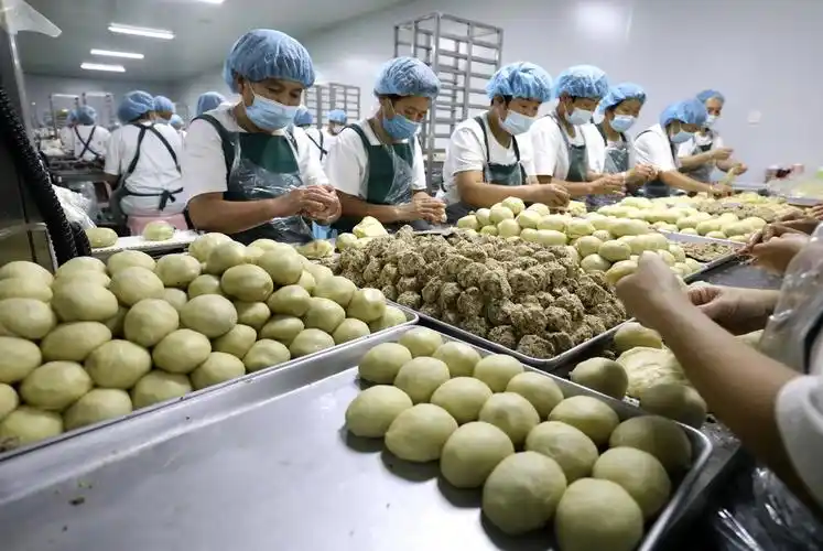 中秋将至月饼生产忙