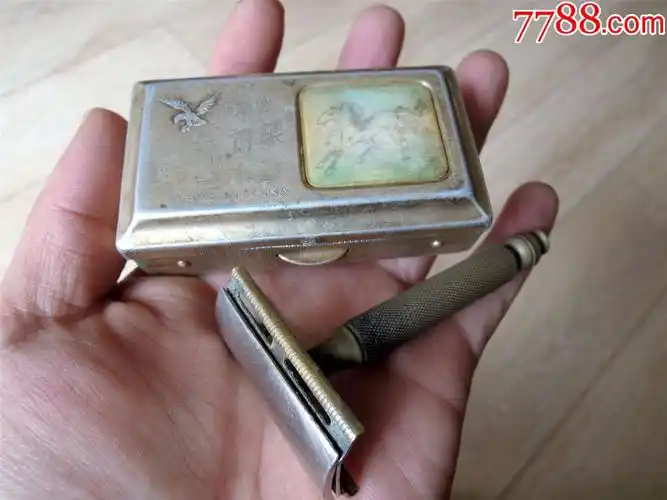 老国货收藏1809-文革时期立体奔马飞鹰牌铜剃须刀-上海顾永盛