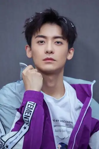 演员赵志伟街头风帅气写真图片