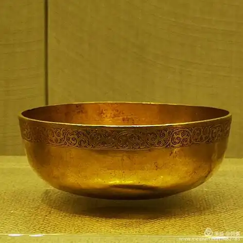 刻花折枝牡丹纹金碗