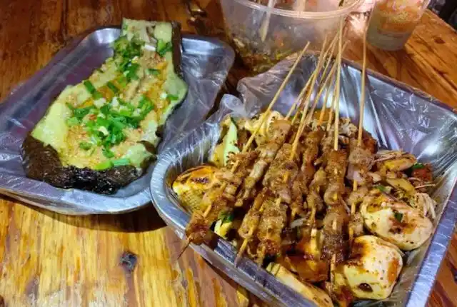 重庆夜间的烧烤小摊位,凌晨一点依旧爆满,烤茄子太惊艳