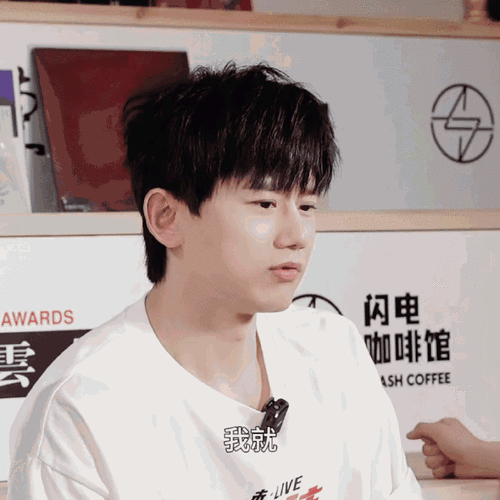 张杰超话#千万别告诉张杰#    包包就是个行走的漂亮可爱表情包