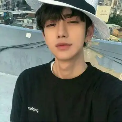 男生戴帽子帅气头像