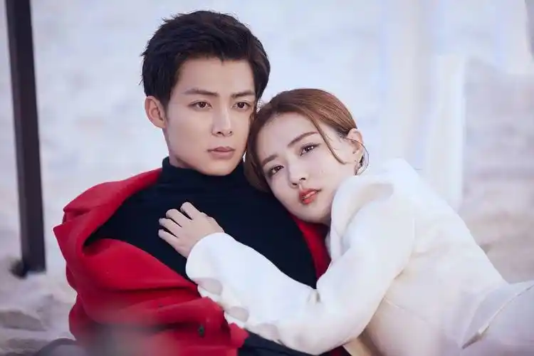 近的如钟楚曦跟张云龙和侯雯元,就徐璐自己当初19年跟张铭恩官宣燎殚