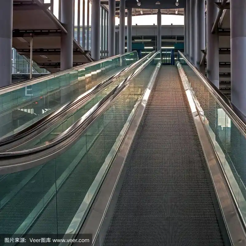 带有玻璃外壳的现代自动扶梯.