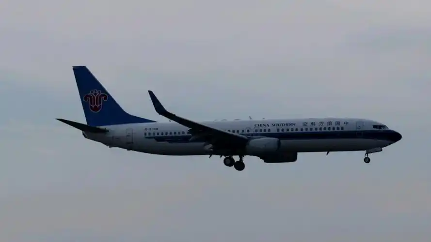 南航波音737降落