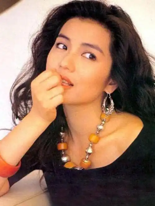 钟楚红,出生于1960年,中国香港女演员,被誉为"女神级明星"之一.