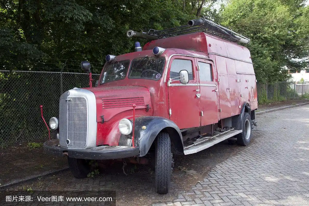 荷兰停着一辆红色的消防车