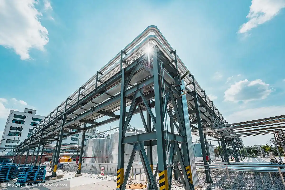 现代化工厂管道