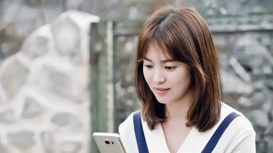 宋慧乔《太阳的后裔》姜暮烟第六集剧照桌面壁纸下载