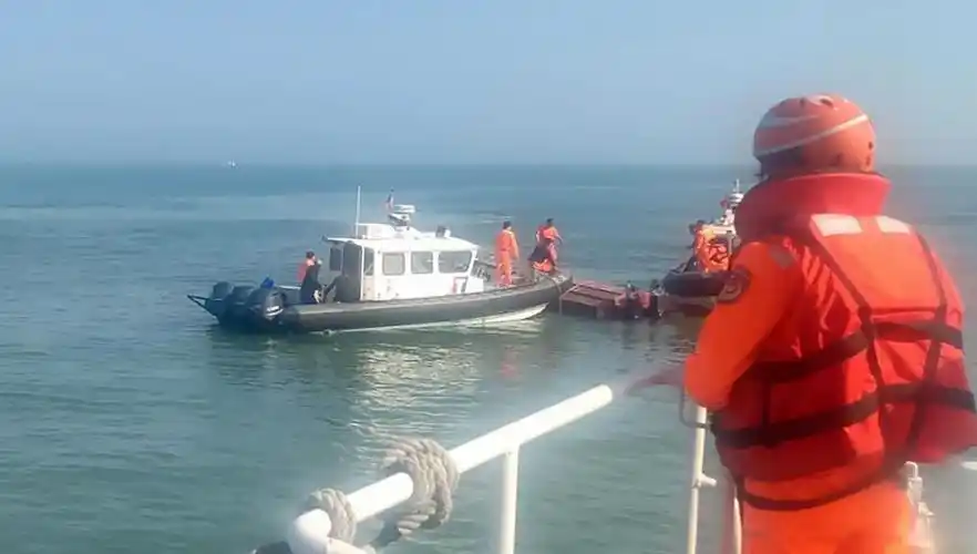 根据国际航空识别信号显示,解放军一架武直-10武装直升机已经在厦金