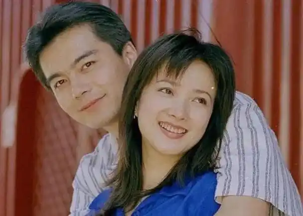 许亚军携4婚妻子参加儿子毕业礼儿子高大帅气不像何晴像后妈