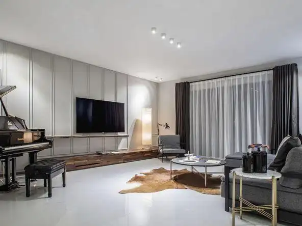 晚上的客厅,有比较多灯光效果