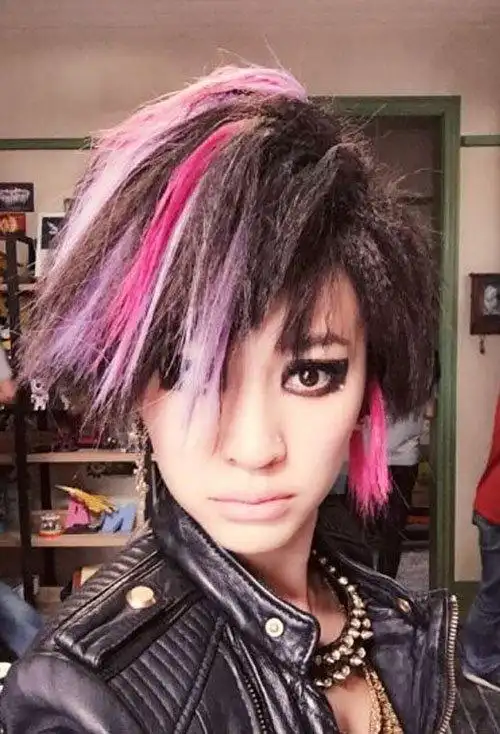 颜值不够高卷头发来凑靓丽度 小女生杀马特卷发风味无穷