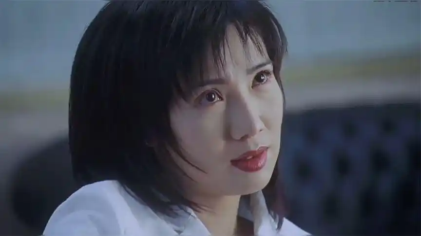 关秀媚不愧是香港黑帮电影必备大嫂,出得厅堂,又镇得住场面