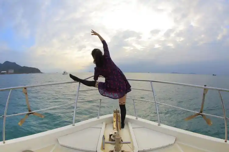 游艇飞驰三亚湾