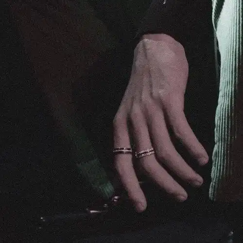 美手控王一博王耶波酷盖的手也好好看啊来源见logo