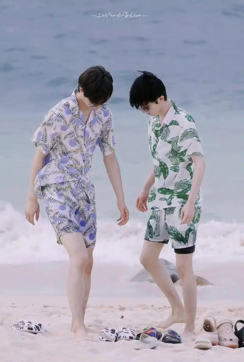 刘耀文的腿毛好像比马嘉祺的重啊!