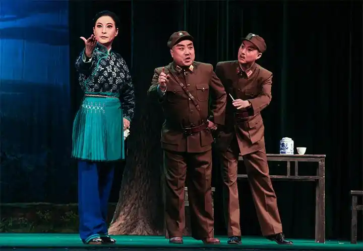 沙家浜在愚公剧场上演市民感受京剧魅力