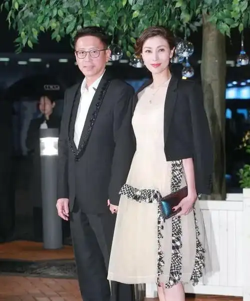 李嘉欣晒美背与老公去大屋度假,九千平方的豪宅夫妇合影