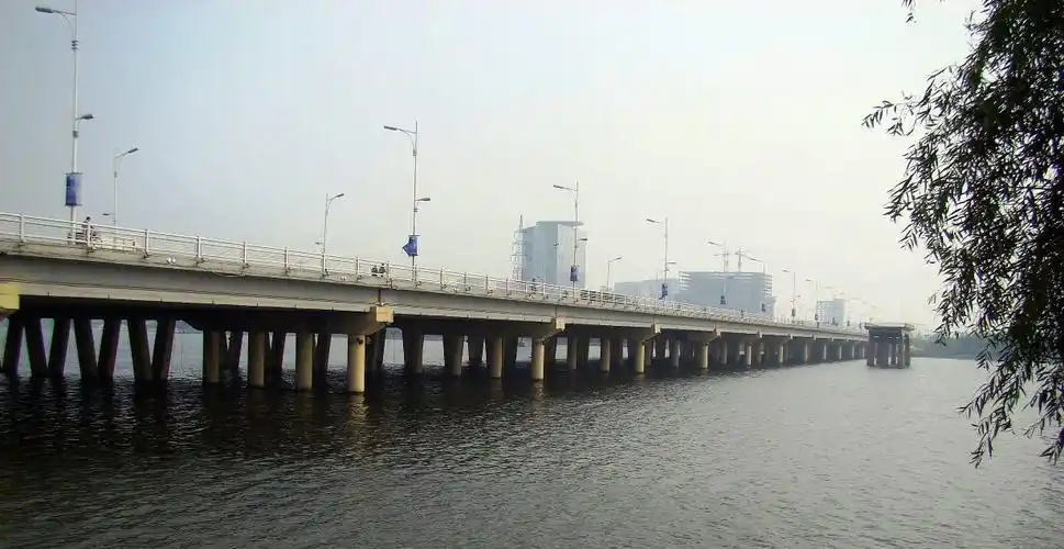 p>新立堡跨浑河大桥位于 a target="_blank" href="/item/沈阳市