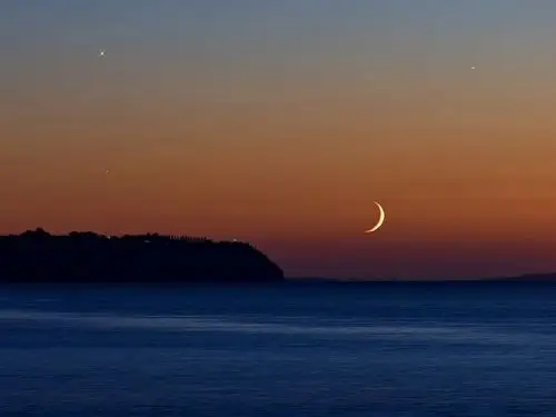 高清大图:最美的月亮【月亮河:2005年9月6日,日落不久之后,新月,金星