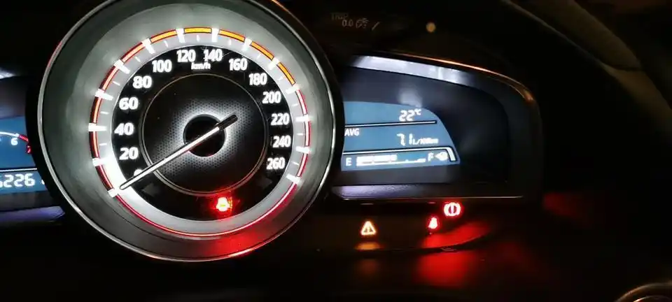 马自达3 昂克赛拉-昂克赛拉仪表盘出现三角形感叹号!打火吃力!