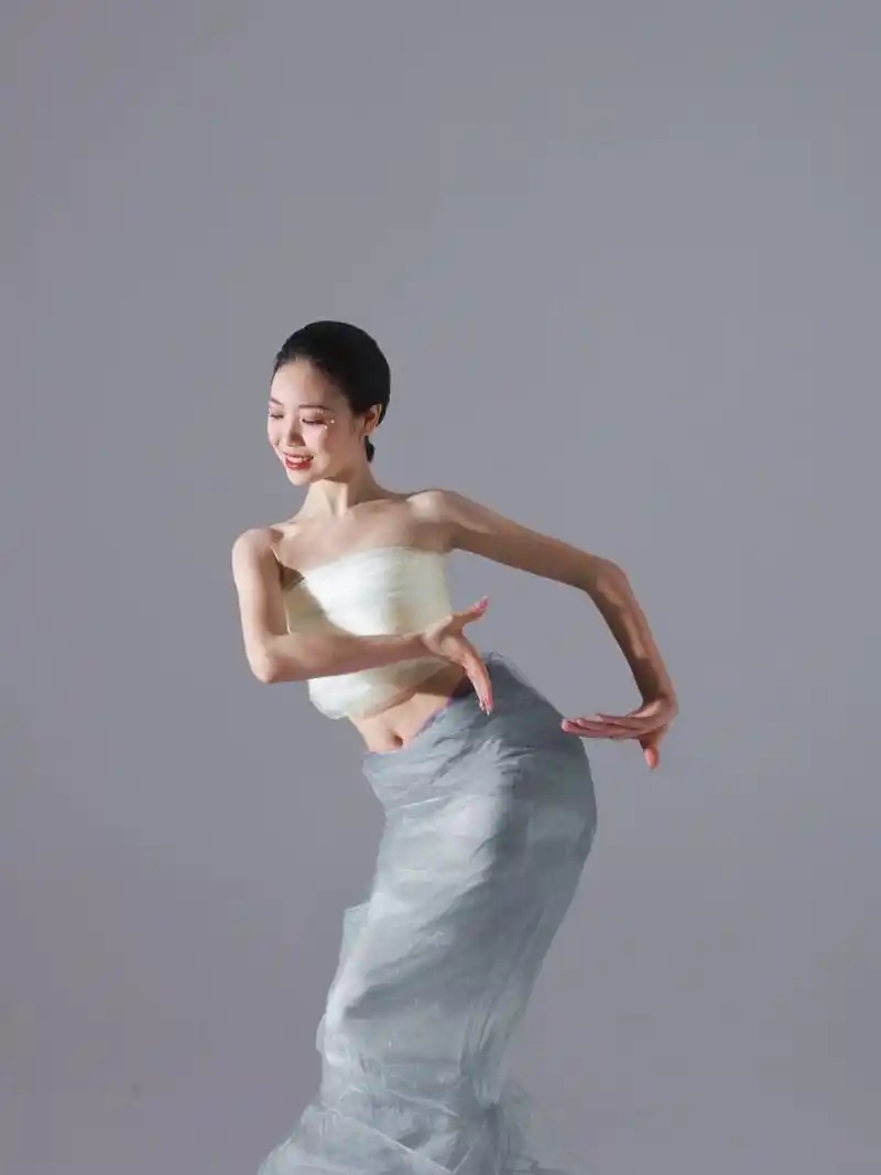 舞蹈摄影|傣族系列舞姿造型舞蹈风格造型 这是拍的第二套,傣族系列 这