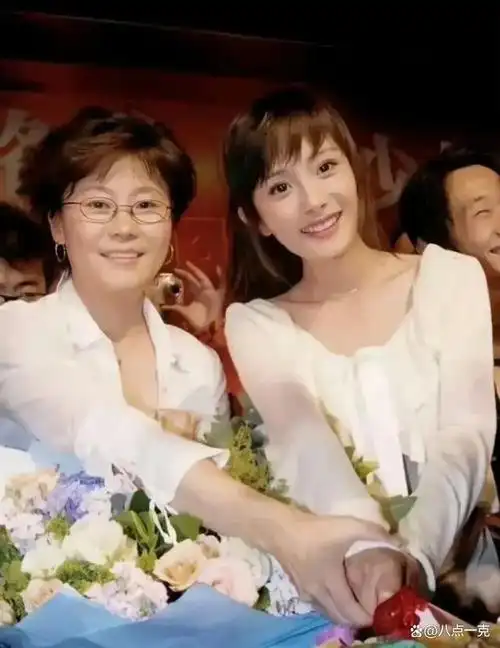 杨幂父亲恼羞成怒!称抹黑女儿的人会遭报应,矛头直指央视六公主