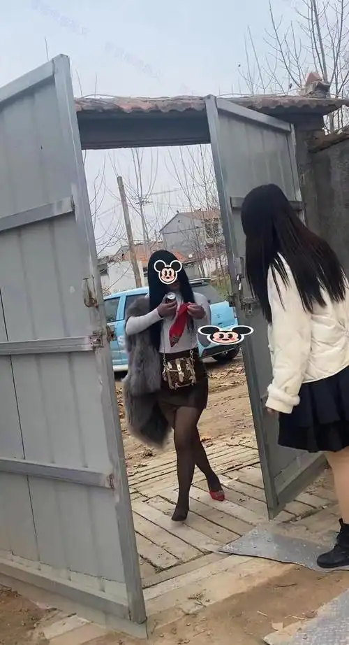 女子喝醉酒手持红色高跟鞋和啤酒要和母亲干杯庆祝我相亲成功