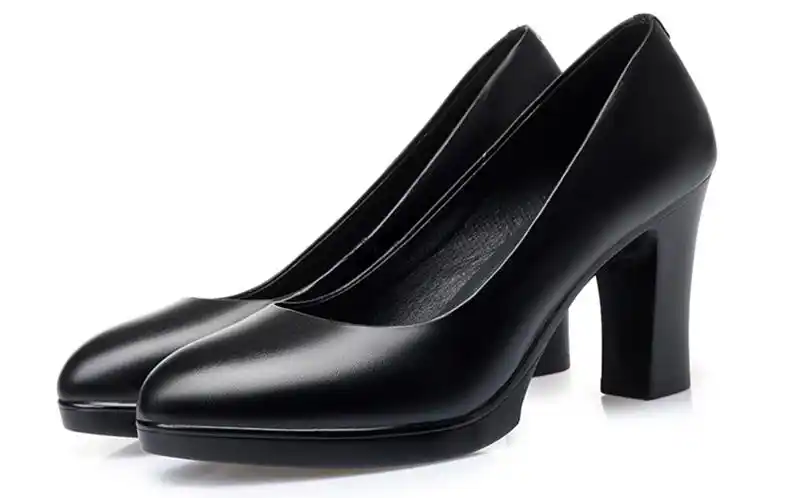 模特穿的粗高跟女鞋真皮皮鞋防水台 牛皮粗跟单鞋女黑色职业鞋正装