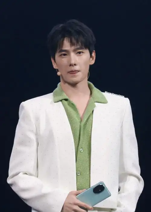 置顶杨洋超话#荣耀200系列全球代言人杨洋#    9907ˊ06  34