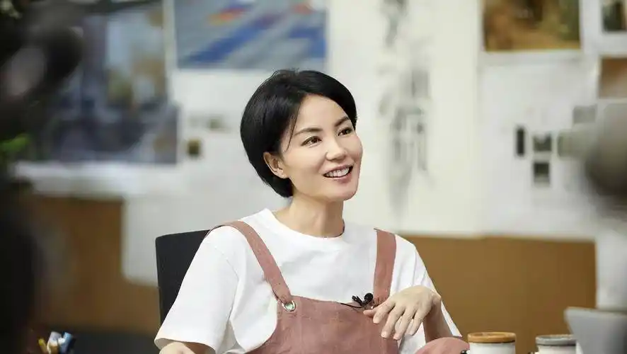 53岁王菲近照真的老了,穿透视衫拍内衣广告,粉红脸蛋僵硬没灵气_衣品