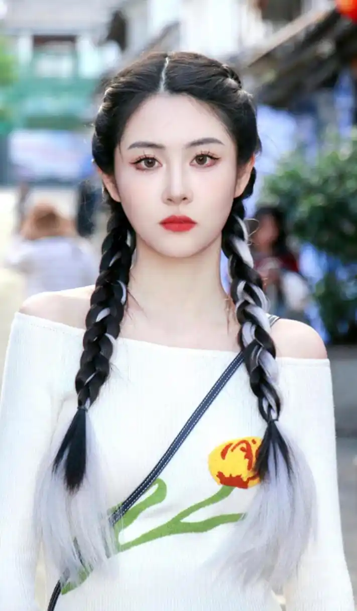 极品双麻花辫美女