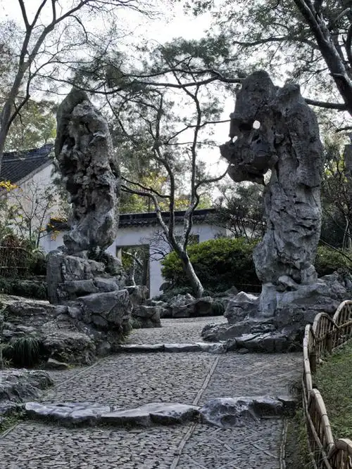 假山,青翠的竹丛和古树簇拥着一座巨大的石峰,状如云朵,叫做"缀云峰"