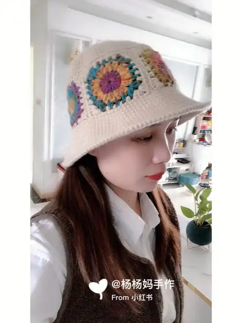 特别喜欢帽子的我一眼就相中了这款拼花渔夫帽,天气慢慢变冷,提前给