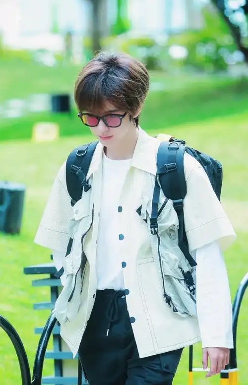 贺峻霖男大上岛#背上行囊戴上墨镜男大准备攻略新地图九敏这张脸姨