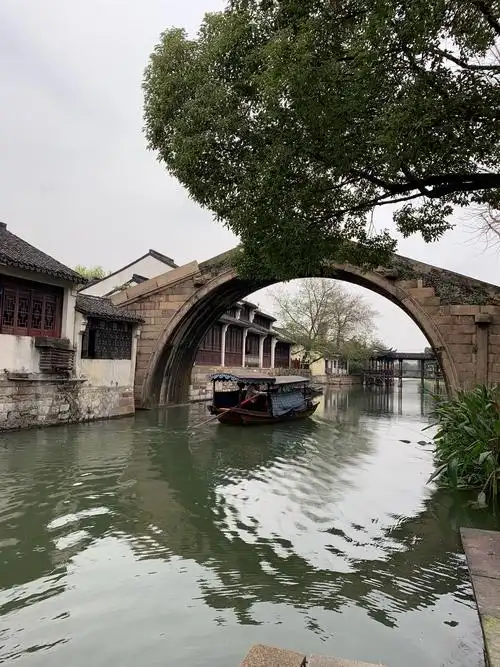 一条仓河横越小镇,小桥从河边穿过,水中的桥影,很美.