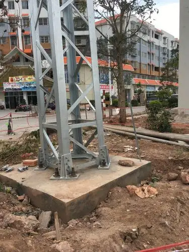 组立完成的10kv铁塔未及时连接接地引下线.