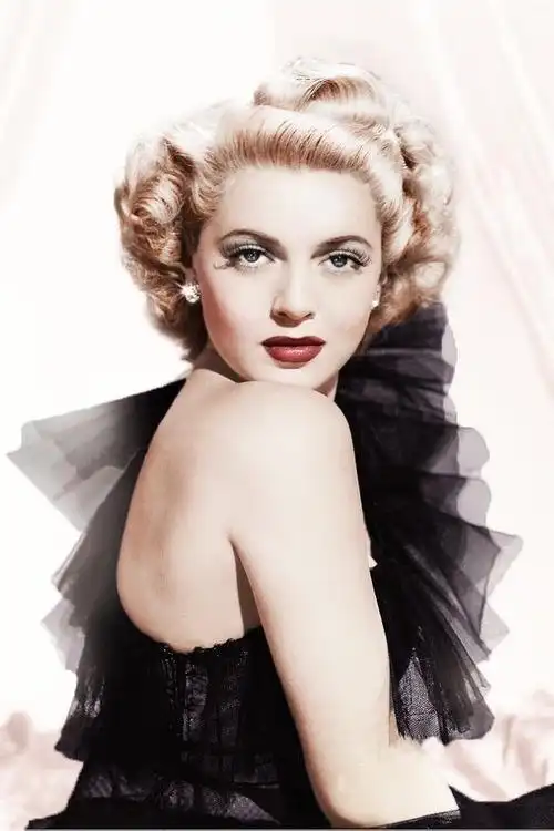 一头柔光闪亮的金发,美丽精致的五官,脉脉含情的眼神,让男人在看到她