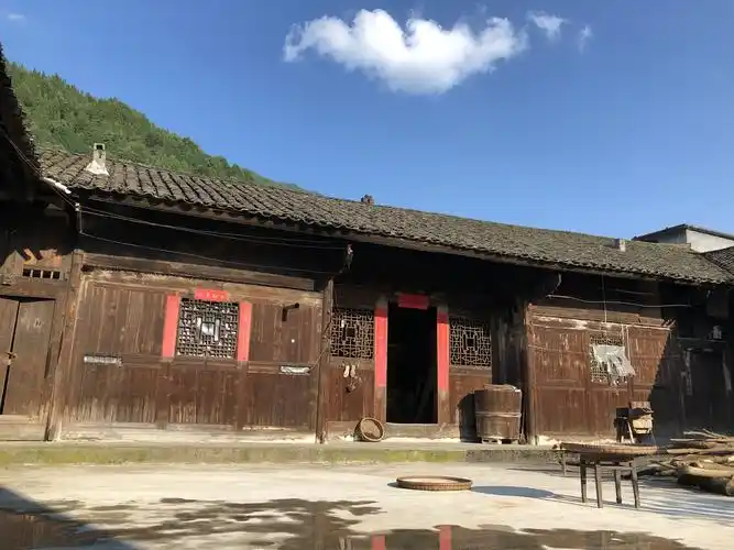 图:马喇镇龙溪村刘家院子木质老房子        发达地区的老